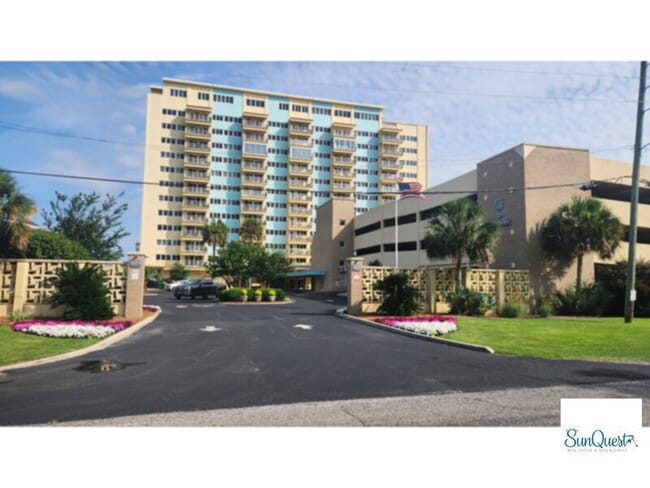 Building Photo - Carefree living in this immaculate updated 1 bedroom condo!