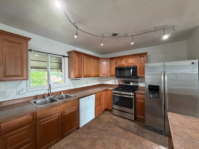 Building Photo - Beautifully remodeled Home in NE Anchorage