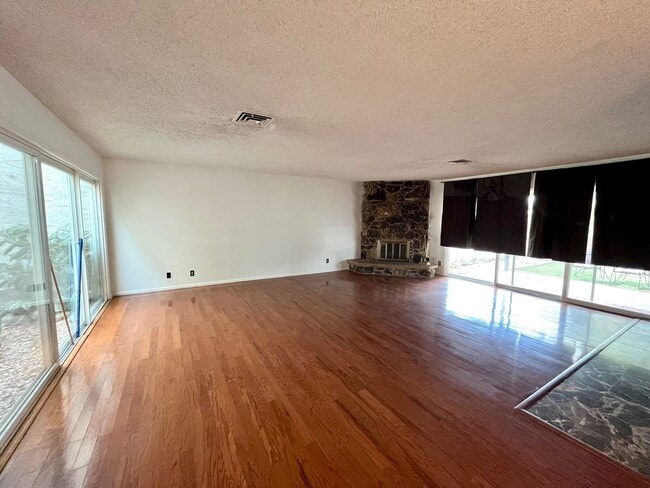 Photo - 3 Bedroom Townhouse with 2 Car Garage