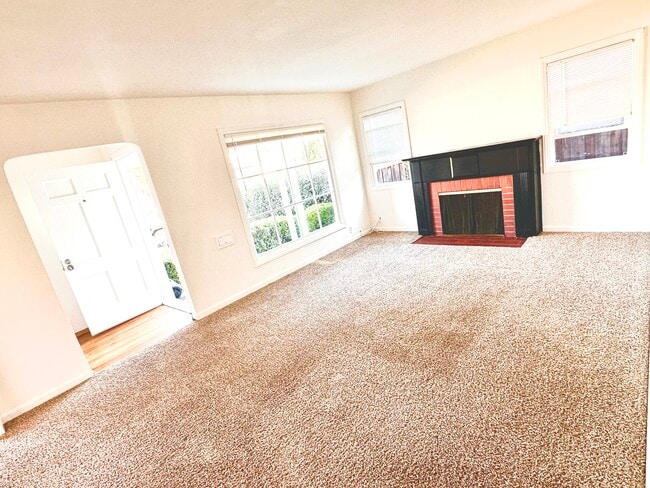 Building Photo - 82 E Rosemary Ln