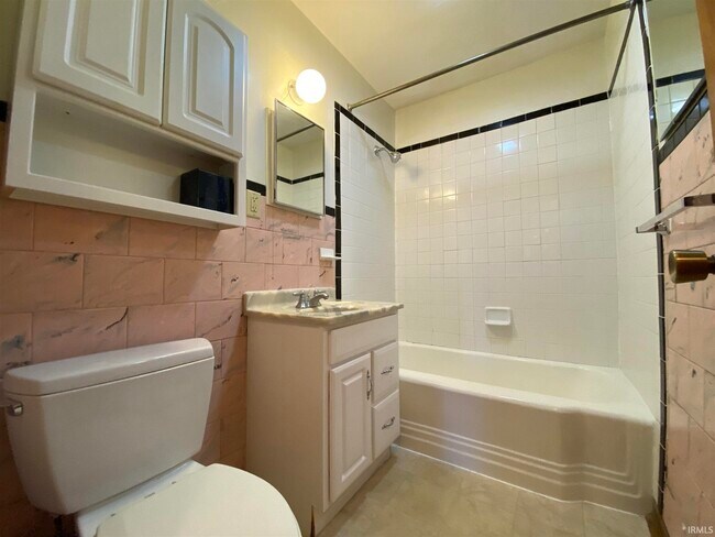 Photo - 2415 E 4th St