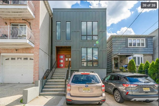 Photo - 209 Hutton St Unit 2