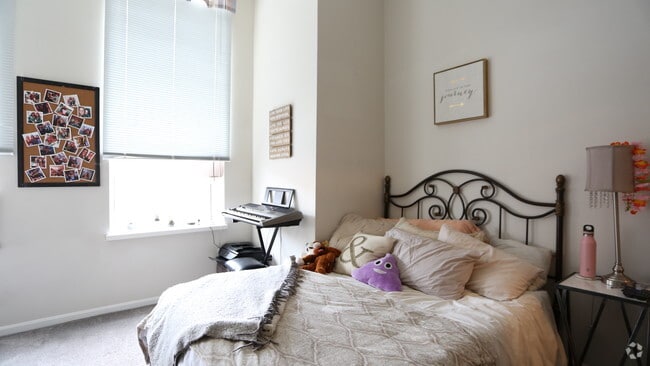 2BR, 1BA - 764-956 SF