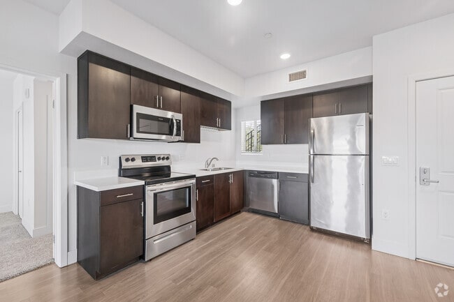 2BR, 2BA - 806SF - Kitchen