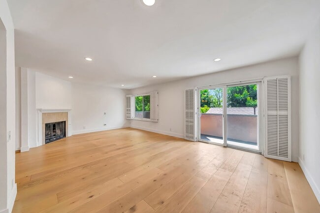Building Photo - 4424 Coldwater Canyon Ave Unit 3