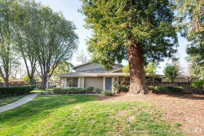 Building Photo - Updated single-story town-home in a pictur...