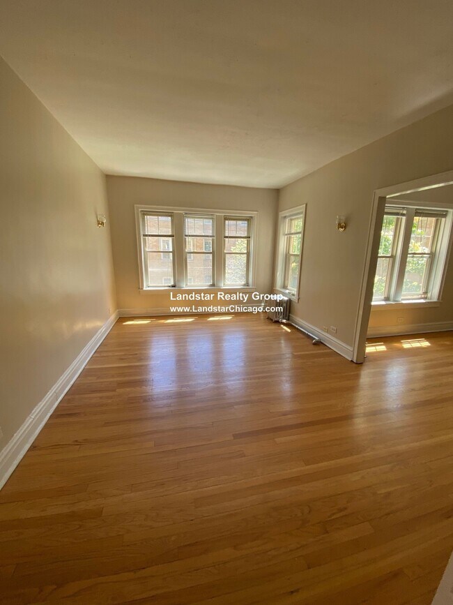 Building Photo - 918 Reba Pl Unit 3S