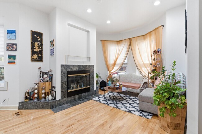 Photo - 5739 N Winthrop Ave Unit 1