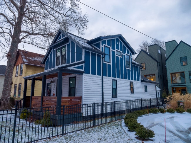 Photo - 2465 Tremont Ave