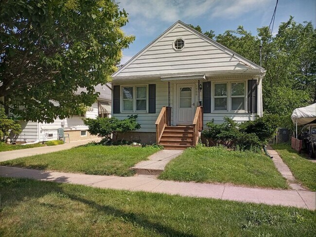 Photo - 1905 E Dayton St House