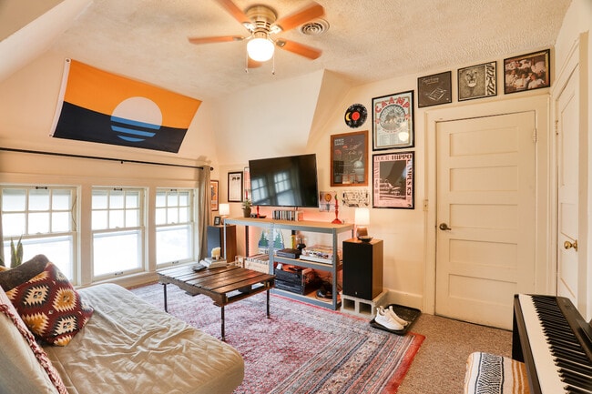 Photo - 1927 E Locust St