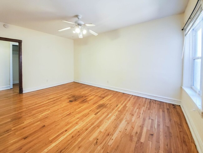 Photo - 3525 N Broadway St Apartamentos