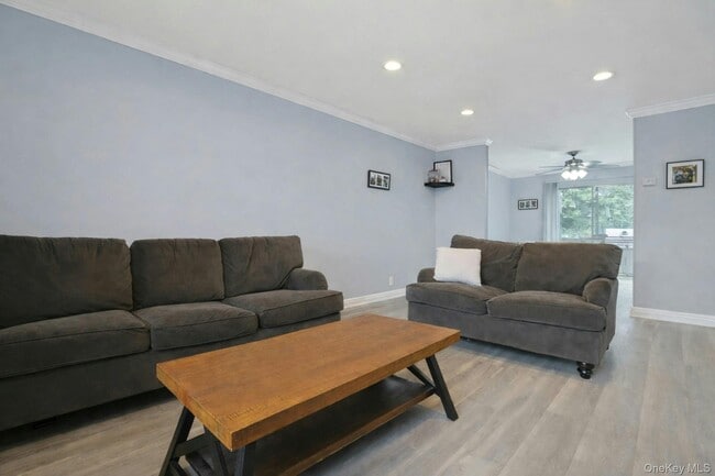 Photo - 121 Coachlight Square