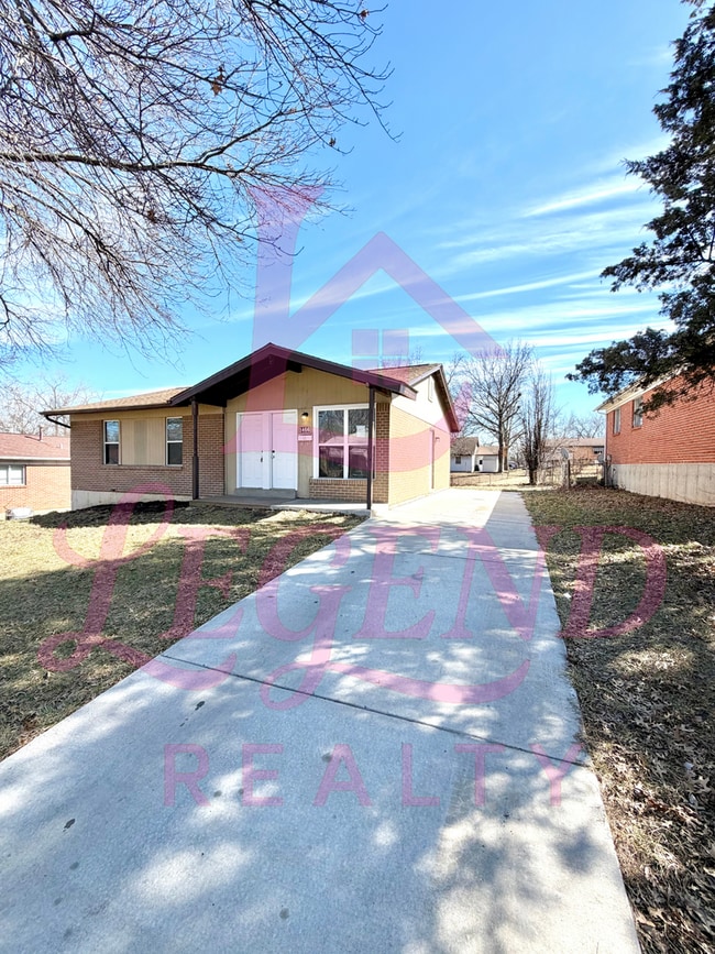 Building Photo - Spacious 4-Bedroom Home with Private Primary Suite & Hardwood Floors!