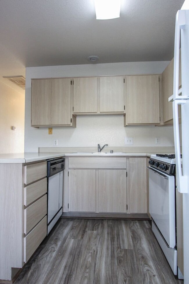 Photo - 8100 E Lakeshore Dr Unit Apt 01