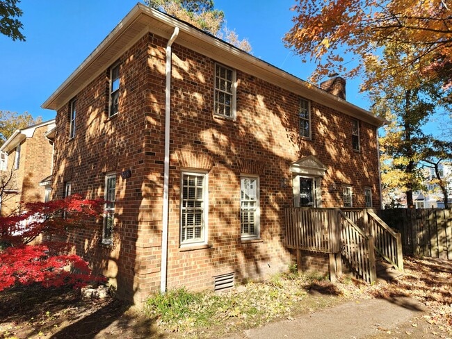 Building Photo - Gorgeous End Unit Townhouse in Great Bridge!