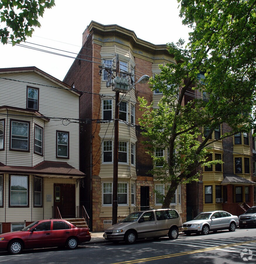 Photo - 335 Walnut St Apartments