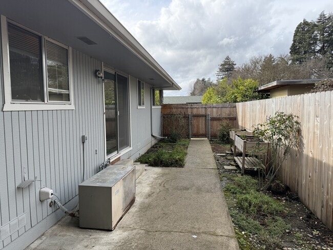 Photo - 431 NE Candy Ln