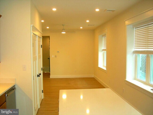 Photo - 1619 E Darby Rd