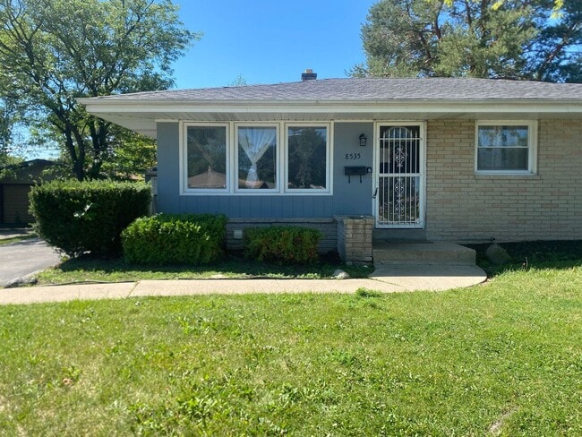 Building Photo - 3 Bedroom 2 Bath Single Family Home! Gara...