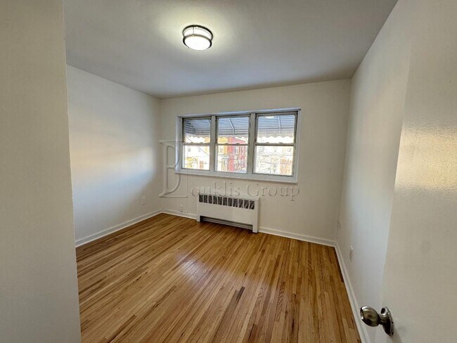 ** RENOVATED ** 4 BED ** 1 BATH ** PRIME LOCATION **