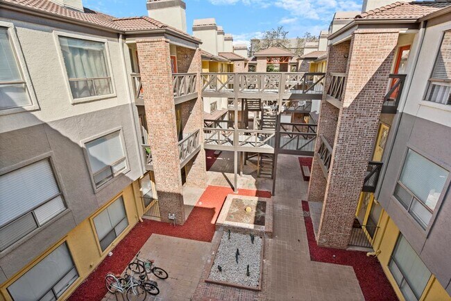 Building Photo - 806 W 24th St Unit 233