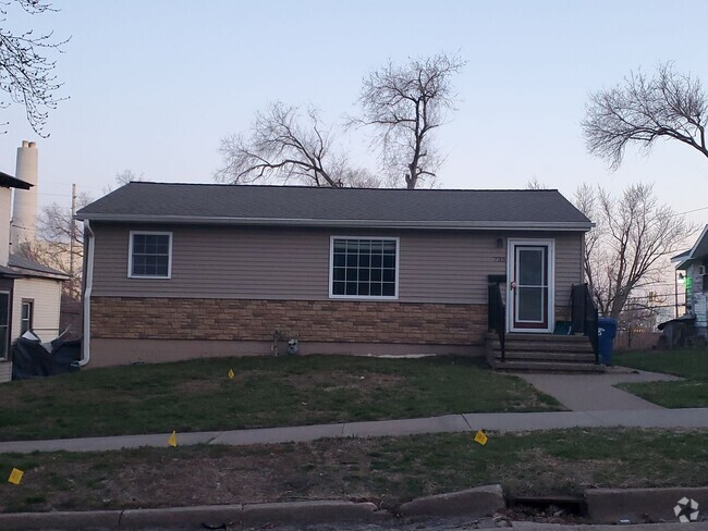 Building Photo - 2 Bedroom, 1 Bath Single Family Home in Cl...