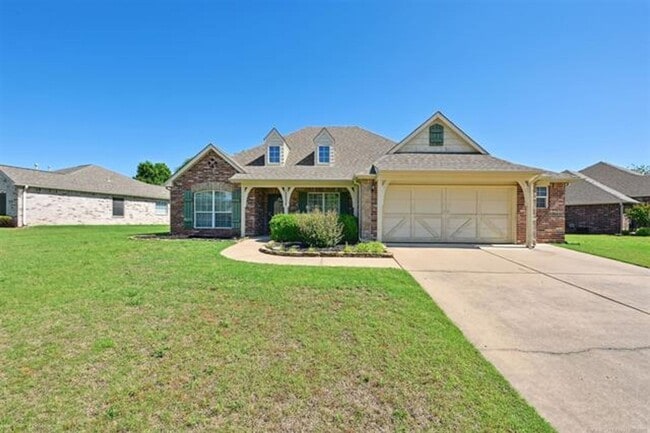 Building Photo - Large family home with plenty of space! This home has 4 bedrooms (or 3 with office), large family...