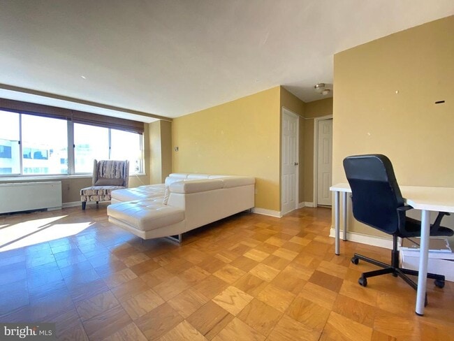 Building Photo - 922 24th St NW Unit 705