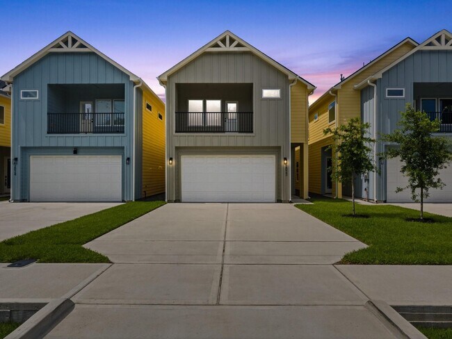 Building Photo - 2022 Wavell St