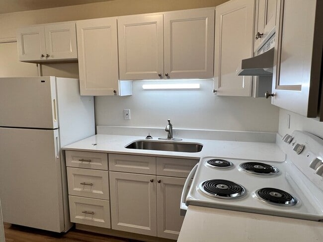 Building Photo - Beautiful Remodeled Home with Hardwood Pla...