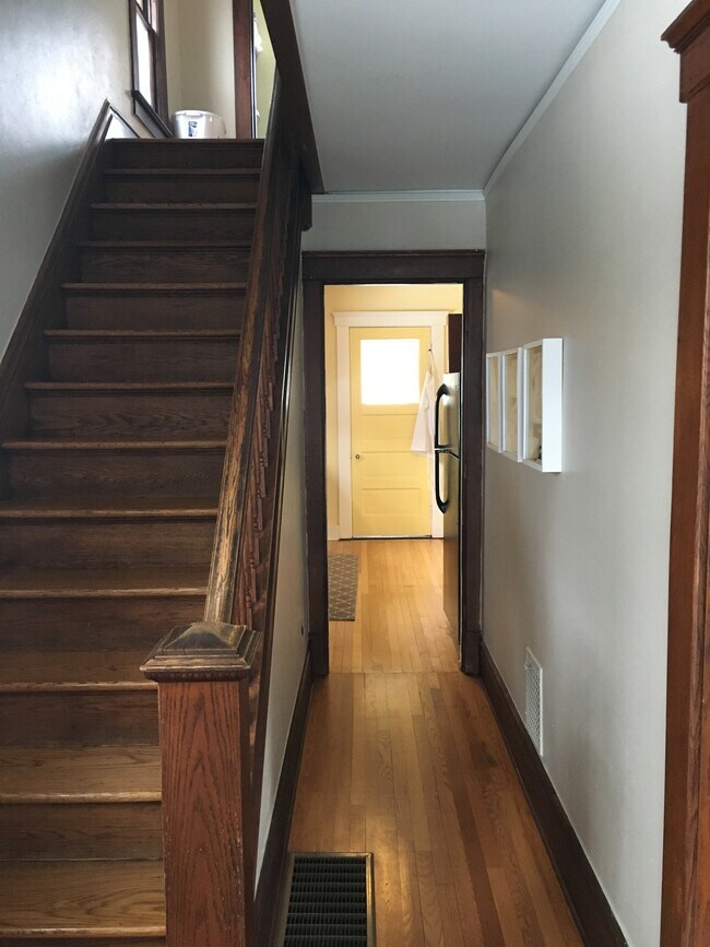 Foyer - 426 S 7th St