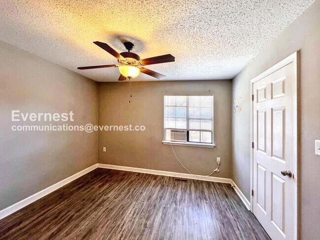 Photo - 1800 Labette Manor Dr Unit 5