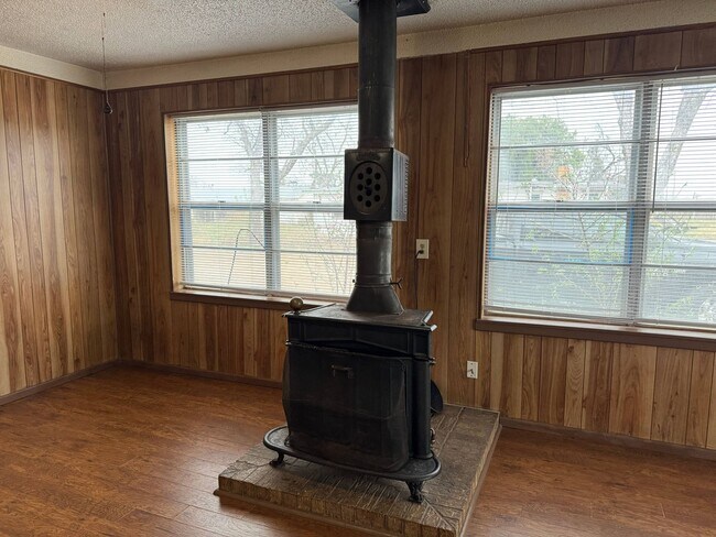 Photo - 5 Bed 2 Bath Home w/ 6.14 Acres In Iowa Park ISD.