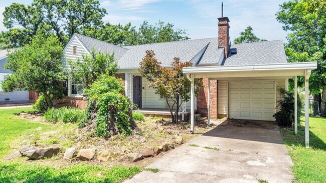 Photo - 2 Bed / 1 Bath with a flex room in Tulsa! ...