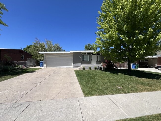 Photo - 1451 Lynnwood Ave