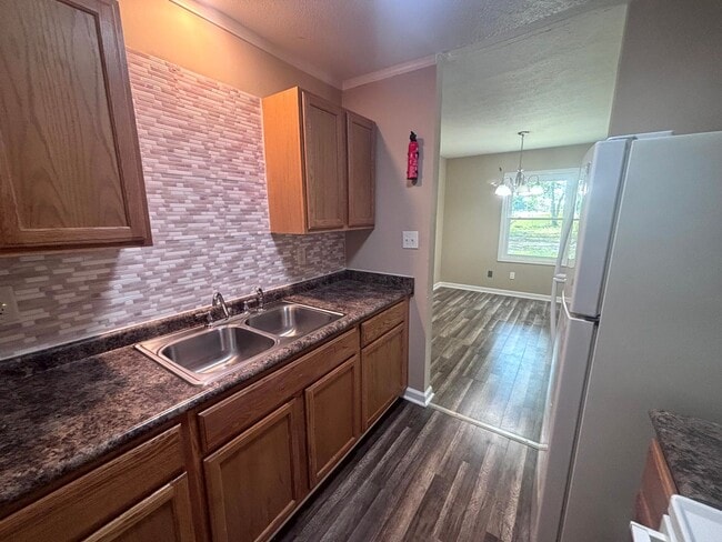 Photo - 5523 Livingston Dr