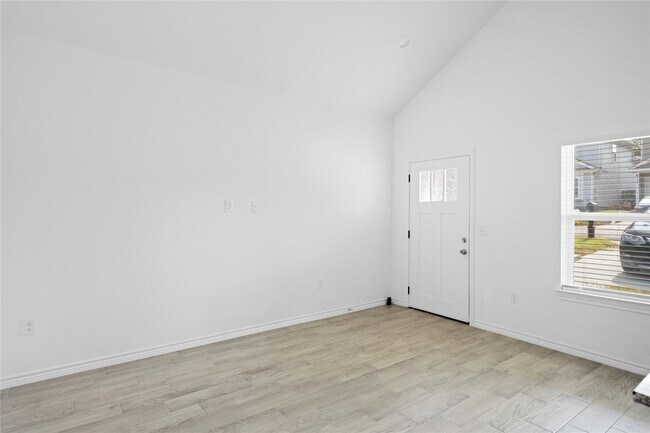 Photo - 16894 Balmoral St