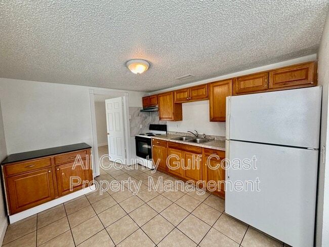 Photo - 910 61st Ave E