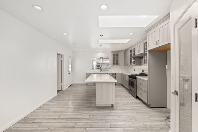 Photo - 587 E Arrow Hwy Unidad 587 E. Arrow Hwy