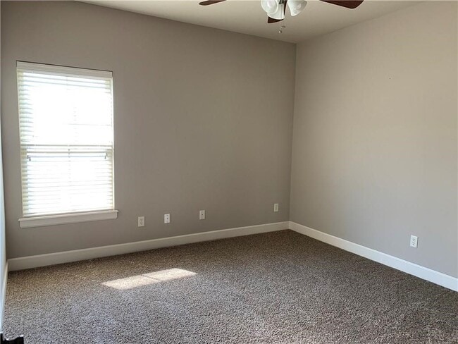 Building Photo - 3709 W Cherokee Rd