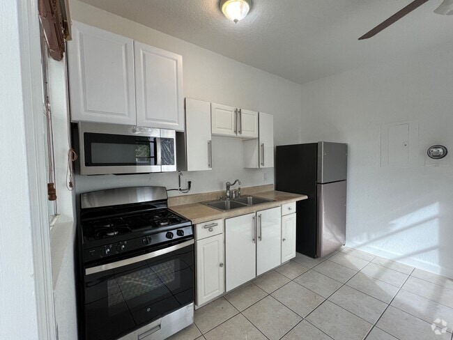Building Photo - 3620 NW 19th St Unit 3 Rental