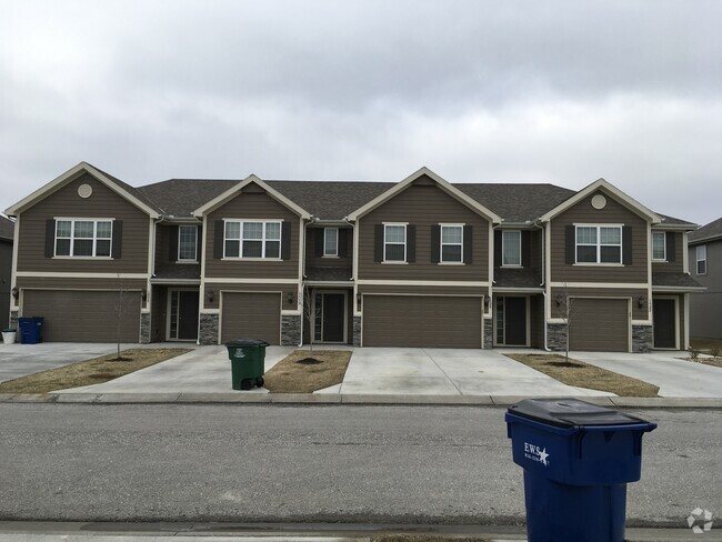 Building Photo - Newer 3 Bed Townhome in Grain Valley