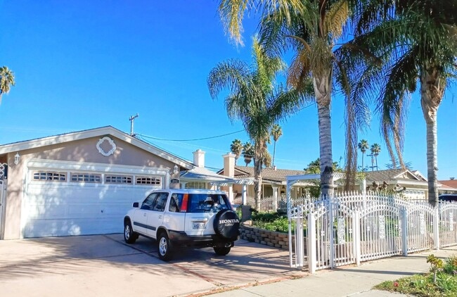 Building Photo - Recently Remodeled 3bd Single Story House Accepting Pets!