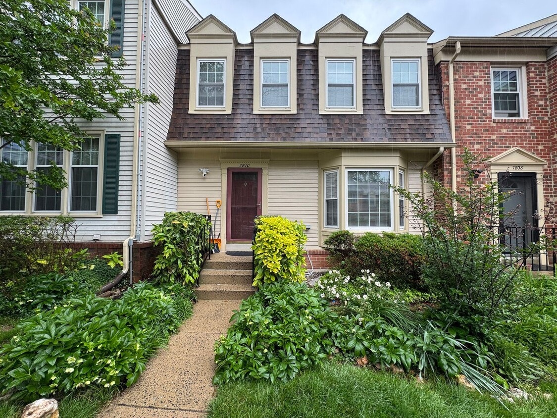 Well-Maintained 3 Bed 3.5 Bath Townhome Wi... - Well-Maintained 3 Bed 3.5 Bath Townhome Wi...