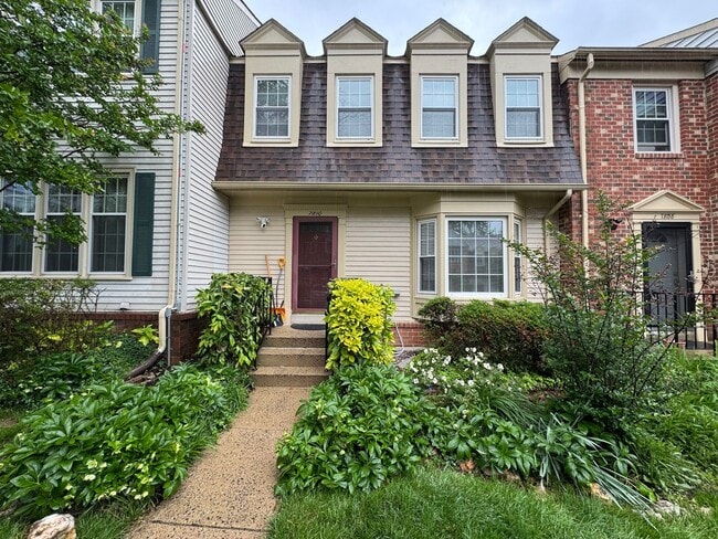 Well-Maintained 3 Bed 3.5 Bath Townhome Wi... - Well-Maintained 3 Bed 3.5 Bath Townhome Wi...