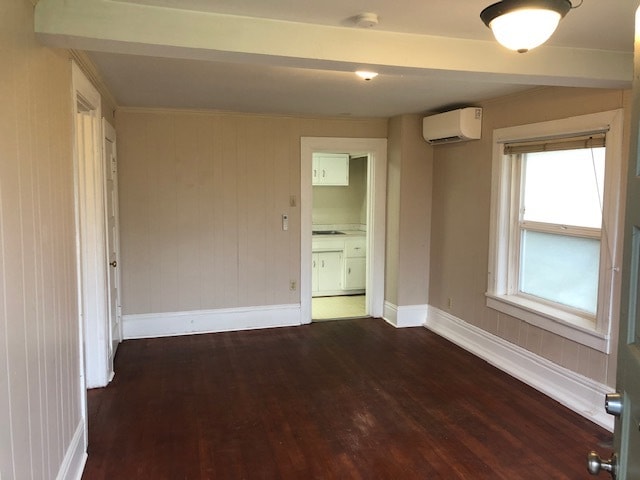 Sala de estar Mini calentador/aire acondicionado split visible - 621 North Forest Street Unidad #6