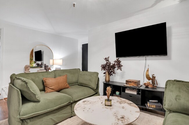 Photo - 121 W Hall St Unit APT B