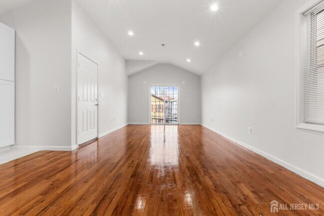 Photo - 45 Jewett Ave Unidad 2