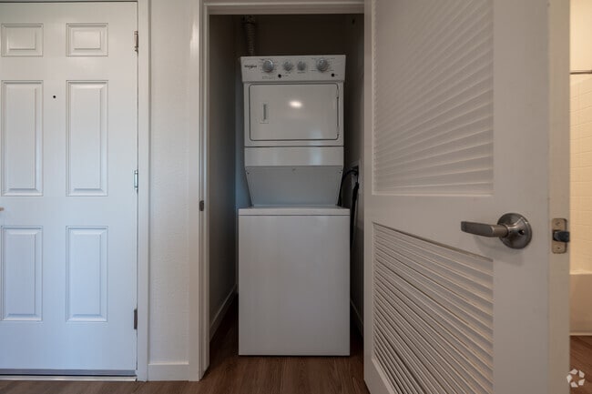 2BD, 2BA 874SF Laundry